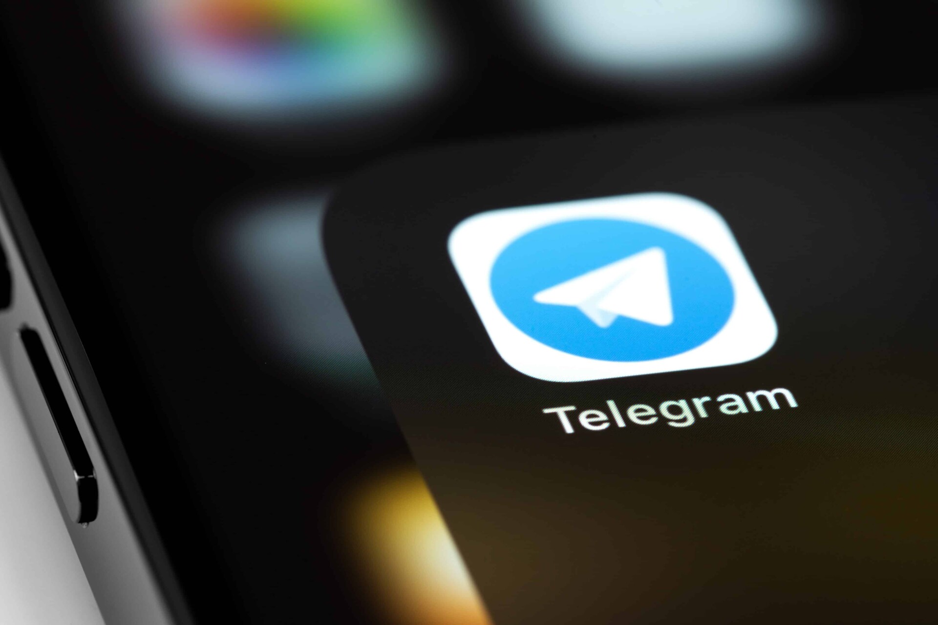 O Telegram o gigante mensageiro concorrente direto do Whatsapp nos trouxe desde 2017 um recurso chamado de chatbot chamado ChatFather que nada mais é do que