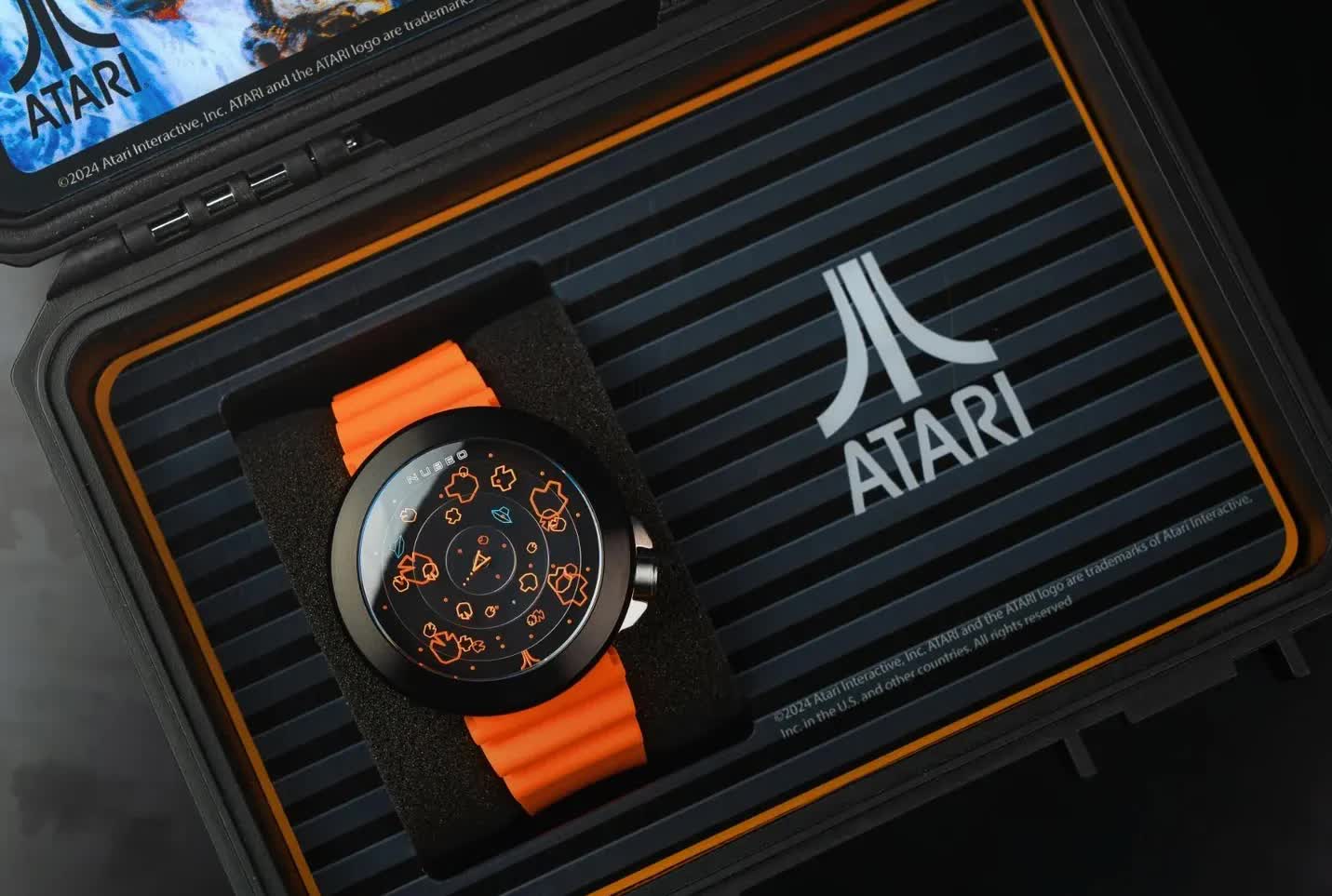 Atari, icônica empresa responsável por revolucionar a indústria dos videogames nos anos 70 e 80, está de volta com um lançamento que promete agitar o mercado de wearables: o Atari Smartwatch. Combinando design retrô com tecnologia moderna, o relógio é uma homenagem aos fãs que cresceram jogando clássicos como Pong, Asteroids e Pac-Man.