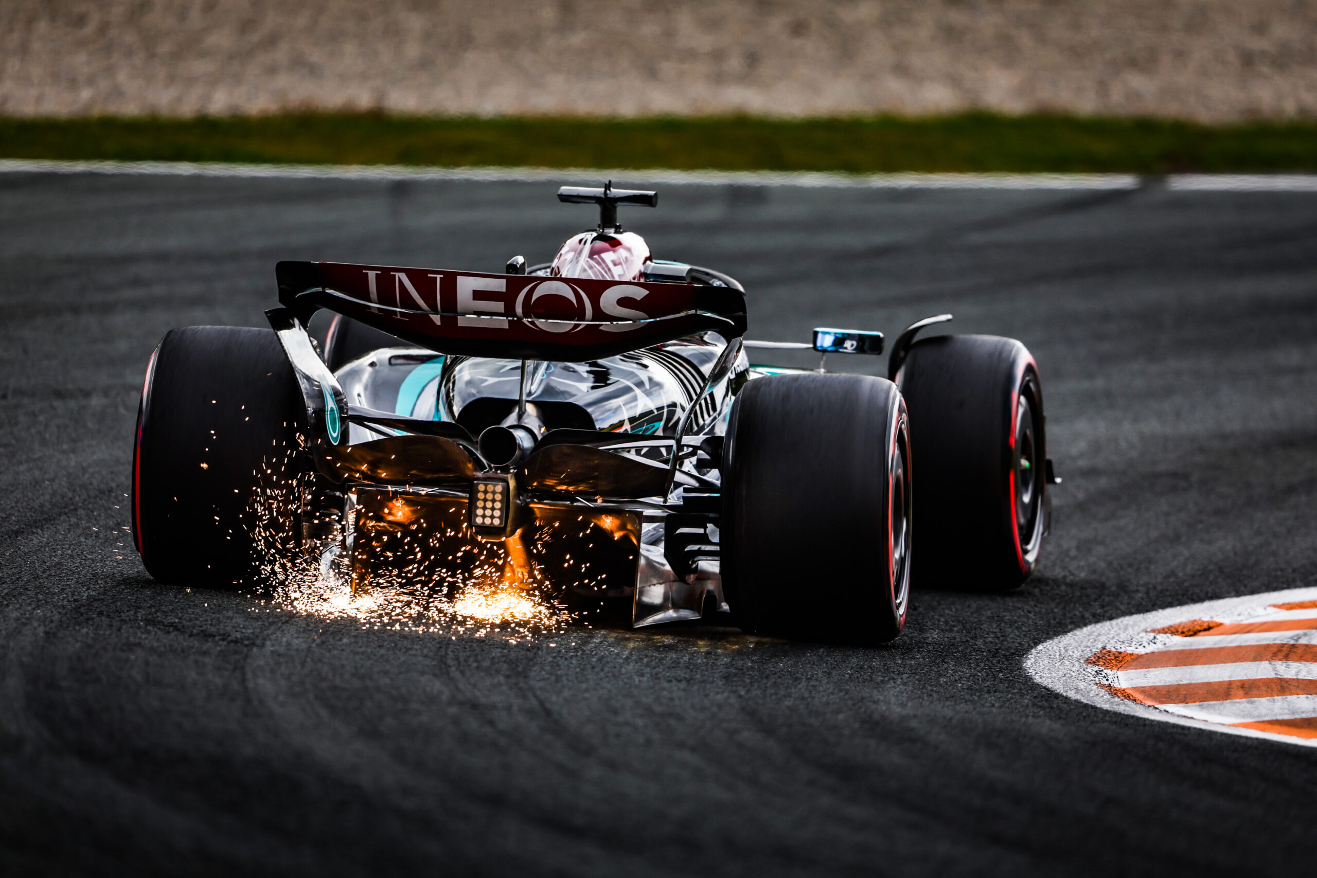 O Halo é um dispositivo de segurança criado para proteger os pilotos de Fórmula 1 contra impactos diretos na cabeça, como detritos soltos, colisões e capotamentos. Ele é composto por uma estrutura em formato de arco fixada ao cockpit do carro, ao redor do capacete do piloto.