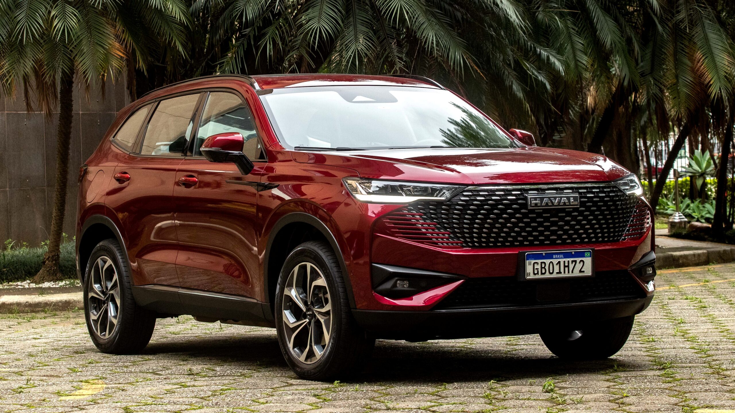 O SUV chinês Haval H6, fabricado pela Great Wall Motors (GWM), segue dominando o mercado de híbridos no Brasil. Em janeiro de 2025, o modelo registrou impressionantes 2.241 unidades vendidas, consolidando sua posição como o híbrido mais comercializado no país.