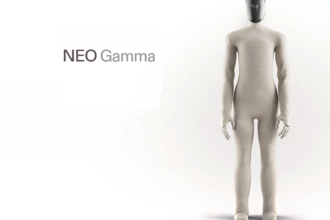 O X1 Neo Gamma é a mais recente evolução em robótica doméstica, projetado pela 1X Technologies para atuar como assistente e companheiro em ambientes residenciais. Com avanços em movimento humano-like, manipulação de objetos e um modelo de linguagem proprietário