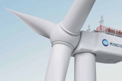 Mais conhecida por sua liderança global na construção de trens de alta velocidade, a estatal chinesa CRRC Corporation está agora investindo pesado em um novo setor: o da energia eólica offshore. A empresa acaba de apresentar a Qihang