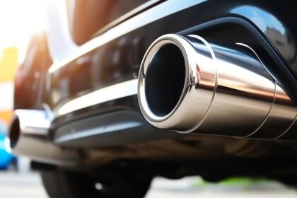 Ao longo dos últimos 100 anos, os motores a combustão interna passaram por grandes avanços, tornando-se mais potentes e eficientes. No entanto, mesmo com os aprimoramentos tecnológicos, esses motores ainda enfrentam um grande problema: o desperdício de energia. Atualmente, mesmo os modelos mais modernos conseguem converter apenas cerca de 50% da energia do combustível em movimento