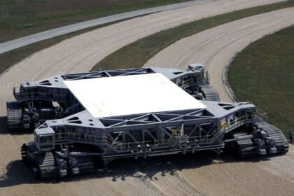 Você já se perguntou como os gigantescos foguetes da NASA são transportados até a plataforma de lançamento? Não é com caminhões comuns, guindastes ou tratores convencionais.