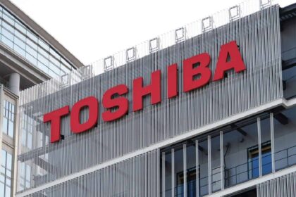 Você lembra da Toshiba? A marca que lotava as vitrines com TVs, notebooks e eletrônicos que marcaram sua infância. Mas onde foi parar essa gigante japonesa que parecia imbatível?