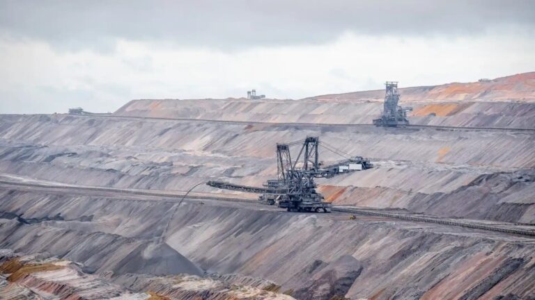 A gigante chinesa Baosteel adquiriu recentemente uma participação significativa em uma mina de ferro pertencente à Vale, localizada no norte do Brasil
