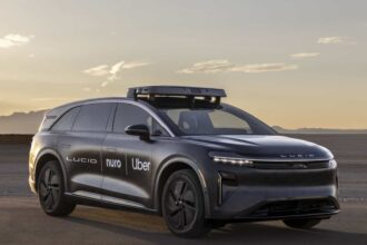 A Uber, líder global em transporte por aplicativo, surpreendeu o mercado ao anunciar uma parceria estratégica com a fabricante de veículos elétricos Lucid Motors e a inovadora startup de robótica Nuro.