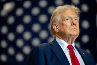 O presidente Donald Trump voltou ao centro das atenções com uma nova medida que promete abalar a economia global: a imposição de tarifas de importação que podem chegar a 41%, afetando 70 países