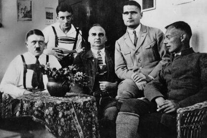 Em 8 de novembro de 1923, um grupo de homens armados liderados por Adolf Hitler invadiu uma cervejaria em Munique, Alemanha. O local, conhecido como Bürgerbräukeller, seria o palco do que entraria para a história como o Beer Hall Putsch