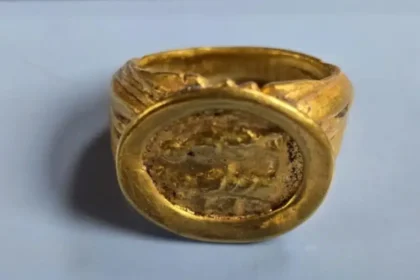 A arqueologia tem um talento peculiar: revelar que, apesar dos séculos, os sentimentos humanos mudam muito pouco. Amor, compromisso, medo do esquecimento e desejo de permanência atravessam impérios. Um exemplo poderoso disso veio à tona recentemente