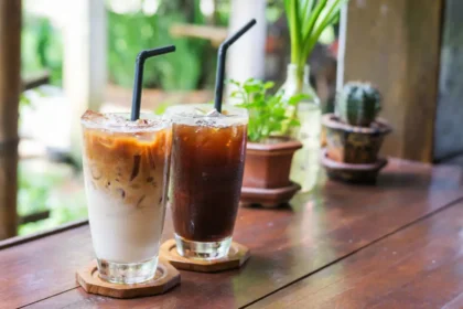 Durante séculos, o café foi sinônimo de pausa. Um momento breve entre tarefas, servido quase sempre da mesma forma: quente, escuro, direto da xícara. Mas o que começou como um gesto simples atravessou revoluções culturais